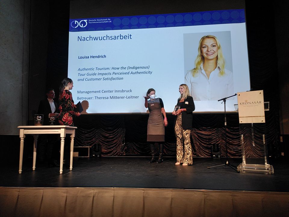 Preisträgerin Louisa Hendrich mit Laudatorin Prof. Dr. Anna Klein