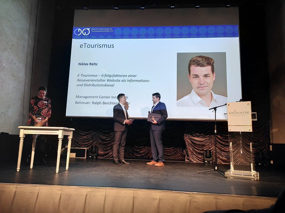 Preisträger Niklas Reitz mit Moderator Tobias Klöpf