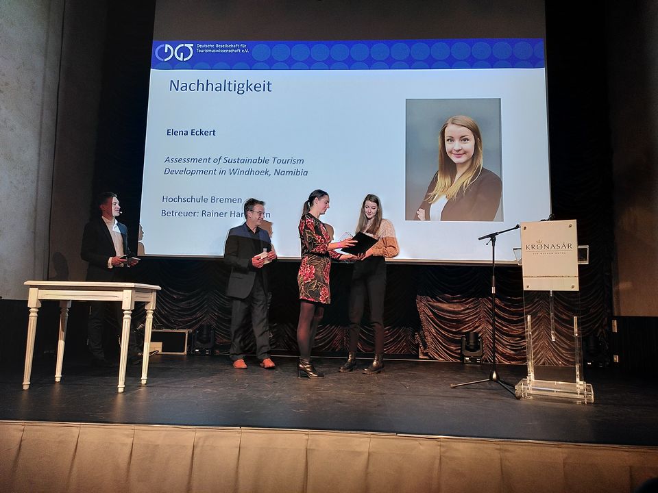 Preisträgerin Elena Eckert mit Laudator Prof. Dr. Ralf Roth und DGT-Vorstandsmitglied Dr. Tanja Hörtnagl-Pozzo